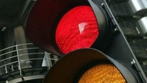 Vitezomanii brașoveni, disciplinați cu semafoarele prevăzute cu sisteme radar, care opresc din timp șoferii, înainte de trecerile de pietoni! Vitezomanii brașoveni, disciplinați cu semafoarele prevăzute cu sisteme radar, care opresc din timp șoferii, înainte de trecerile de pietoni!