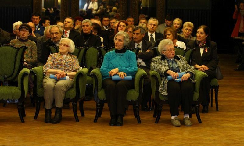 Trei supraviețuitoare ale Holocaustului au fost decorate Trei supraviețuitoare ale Holocaustului au fost decorate