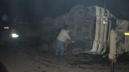 Tir răsturnat pe carosabil