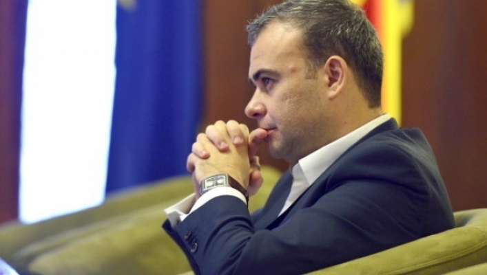 Fostul ministru de finanțe Darius Vâlcov, condamnat la șase ani de închisoare, a fost adus în țară