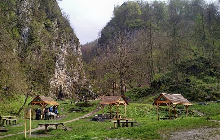 Începe reabilitarea locurilor de picnic din Braşov Începe reabilitarea locurilor de picnic din Braşov