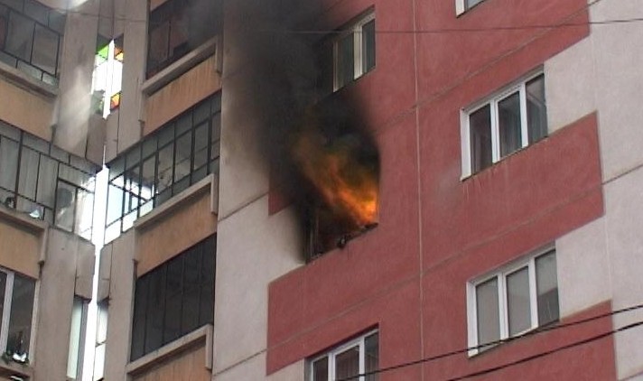 Un apartament a luat foc în această dimineață, la Tîrgu-Mureș Un apartament a luat foc în această dimineață, la Tîrgu-Mureș