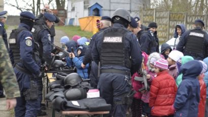 Prichindeii din Tîrgu-Mureş, dornici să devină jandarmi