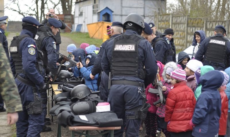 Prichindeii din Tîrgu-Mureş, dornici să devină jandarmi Prichindeii din Tîrgu-Mureş, dornici să devină jandarmi