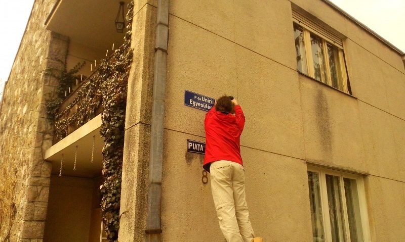 Presiuni pentru nerespectarea legii din cauza placuțelor bilingve, la Tg.Mureș Presiuni pentru nerespectarea legii din cauza placuțelor bilingve, la Tg.Mureș