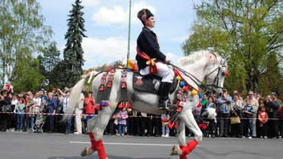 Junii brașoveni pregătesc „Coborârea în Cetate“