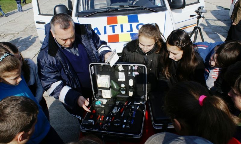 Poliţia mureşeană descinde în această săptămână în şcoli şi grădiniţe Poliţia mureşeană descinde în această săptămână în şcoli şi grădiniţe