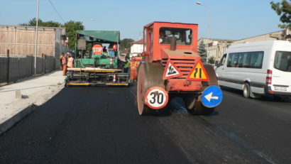 Pe ultima sută de metri, se lucrează non-stop pentru finalizarea străzilor în Tg.Mureș
