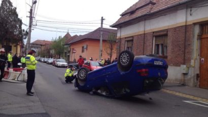 O mașină s-a răsturnat în urma unei coleziuni cu un alt autoturism