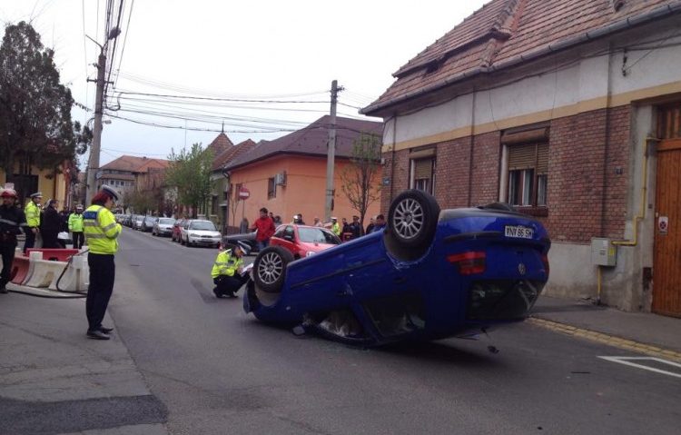 O mașină s-a răsturnat în urma unei coleziuni cu un alt autoturism O mașină s-a răsturnat în urma unei coleziuni cu un alt autoturism