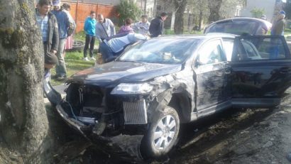 Cu puțin timp în urmă, un autoturism a intrat într-un cap de pod, în Gornești