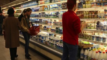 Alimente depozitate în condiții improprii, în hipermarketuri din Mureș