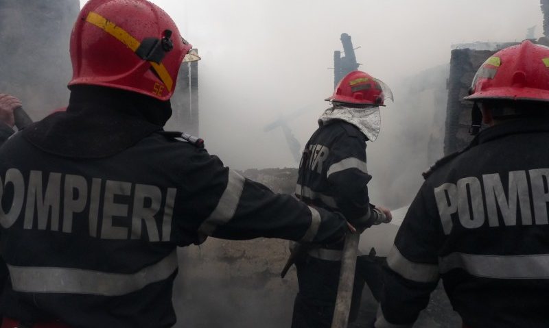 De sărbători, pompierii mureșeni au intervenit și în cimitire De sărbători, pompierii mureșeni au intervenit și în cimitire
