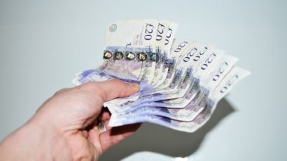 Bărbat înşelat la schimbul valutar