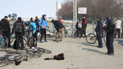 Membrii Asociației „Brașovul pedalează”, atacați cu pietre de locuitori din Araci