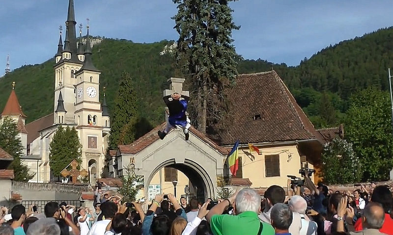 La Brașov are loc „Aruncatul în ţol” al Junilor Tineri La Brașov are loc „Aruncatul în ţol” al Junilor Tineri