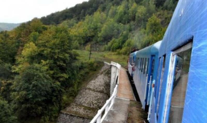 Circulaţia feroviară spre Brașov a fost oprită în urma descoperirii unui proiectil Circulaţia feroviară spre Brașov a fost oprită în urma descoperirii unui proiectil
