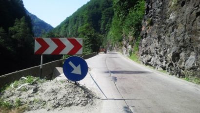 JUDEŢUL HARGHITA: CIRCULAŢIA PE DN11B ESTE ÎNTRERUPTĂ