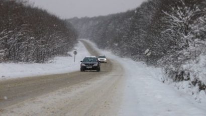Circulație îngreunată în Transilvania din cauza viscolului şi a zăpezii