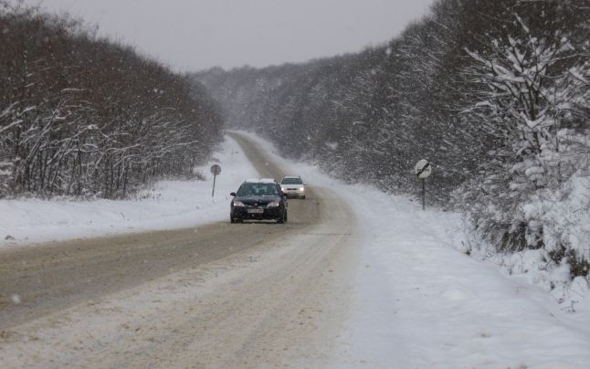 Circulație îngreunată în Transilvania din cauza viscolului şi a zăpezii Circulație îngreunată în Transilvania din cauza viscolului şi a zăpezii