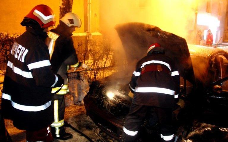 O mașină a luat foc în localitatea mureșeană Cristești O mașină a luat foc în localitatea mureșeană Cristești
