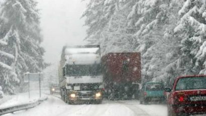 Trafic restricţionat în Harghita pentru maşinile de mare tonaj, din cauza ninsorii şi a viscolului