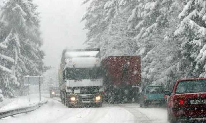 Trafic restricţionat în Harghita pentru maşinile de mare tonaj, din cauza ninsorii şi a viscolului Trafic restricţionat în Harghita pentru maşinile de mare tonaj, din cauza ninsorii şi a viscolului