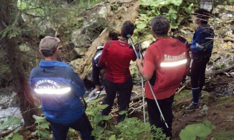 Bărbat rătăcit, găsit de jandarmi și salvamontiști