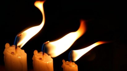 Lumina lumânării de Paşti semnifică Trupul jertfit şi înviat al Domnului Isus Hristos
