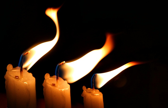 Lumina lumânării de Paşti semnifică Trupul jertfit şi înviat al Domnului Isus Hristos