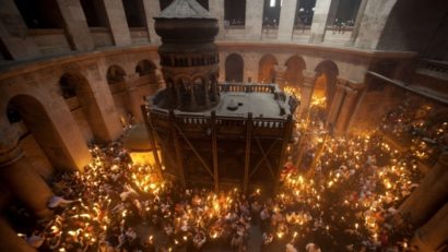 Lumina Sfântă de la Ierusalim va fi adusă diseară, cu un avion special, de o delegaţie a Patriarhiei Române