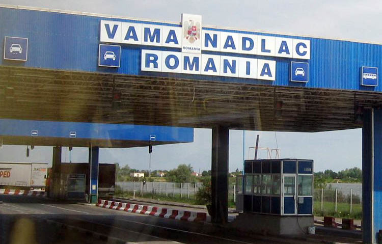 La Nădlac au fost descoperiţi peste 70 de migranţi sirieni şi un cetăţean iranian, ascunşi în remorca unui automarfar La Nădlac au fost descoperiţi peste 70 de migranţi sirieni şi un cetăţean iranian, ascunşi în remorca unui automarfar
