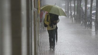 Precipitaţii mixte şi intensificări ale vântului în întreaga ţară