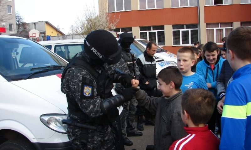 Copiii, amprentele și câinele de urmă Copiii, amprentele și câinele de urmă