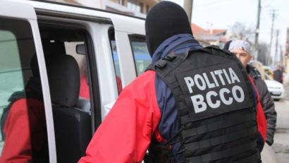 Un bărbat e acuzat că a racolat băieţi minori pe care i-ar fi violat, filmat şi apoi şantajat