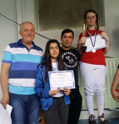 Cupa CSM Braşov la scrimă a adus cinci medalii pentru sportivii braşoveni Cupa CSM Braşov la scrimă a adus cinci medalii pentru sportivii braşoveni
