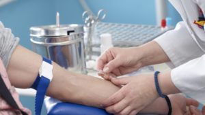 Peste 650 de mii de români riscă să piardă accesul gratuit la serviciile medicale în sistemul public