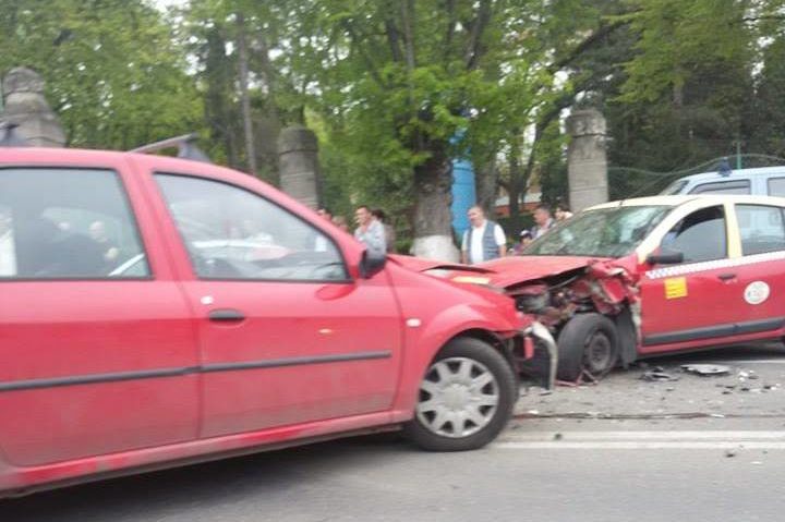 Patru maşini implicate într-un accident la Tîrgu-Mureş Patru maşini implicate într-un accident la Tîrgu-Mureş