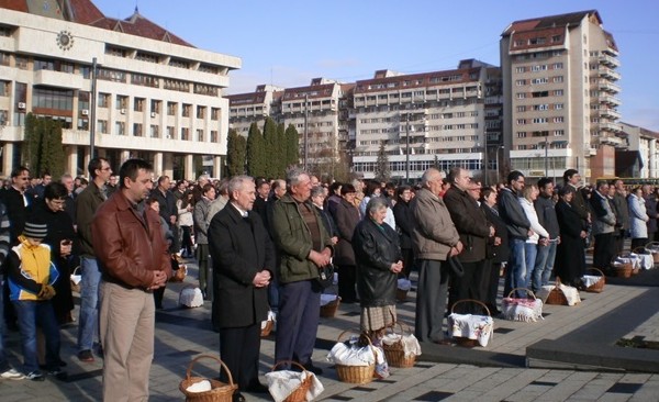 Ceremonialul sfinţirii bucatelor din prima zi a Paştelui Catolic, la Miercurea Ciuc Ceremonialul sfinţirii bucatelor din prima zi a Paştelui Catolic, la Miercurea Ciuc