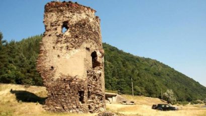 Turnul Spart de pe Valea Oltului, pus în pericol de nişte muncitori care lucrează pe DN7