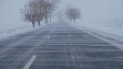 Restricţie de circulaţie pe DN 12 A, din cauza ninsorii şi a viscolului