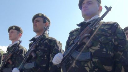 A fost promulgată legea care prevede limita maximă de vârstă până la care soldaţii şi gradaţii profesionişti pot fi în activitate