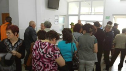 De două zile, CJAS Mureș este asaltată pentru cardurile de sănătate