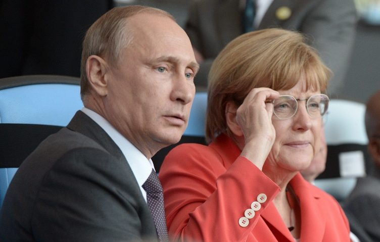 Vladimir Putin şi Angela Merkel au depus coroane de flori la Mormântul Soldatului Necunoscut Vladimir Putin şi Angela Merkel au depus coroane de flori la Mormântul Soldatului Necunoscut