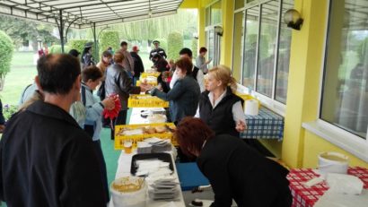 Sute de tirgumureșeni, cu umbrele, la sărbătoarea câmpenească a Primăriei