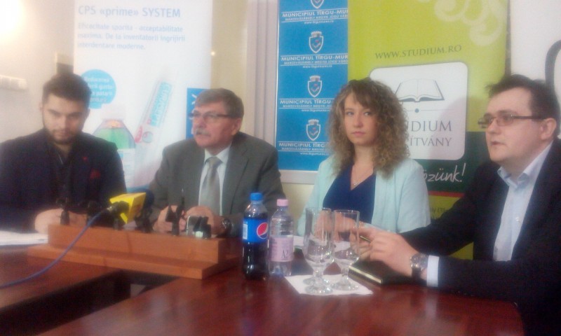 Studenţii mureşeni vor să doboare recordul mondial la spălat pe dinţi Studenţii mureşeni vor să doboare recordul mondial la spălat pe dinţi