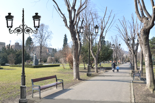 Se schimbă iluminatul și în Parcul Eroilor din Brașov Se schimbă iluminatul și în Parcul Eroilor din Brașov
