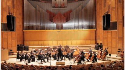 Dirijorul Marijn Simons şi pianista Karina Şabac în concertul Orchestrei de Cameră Radio