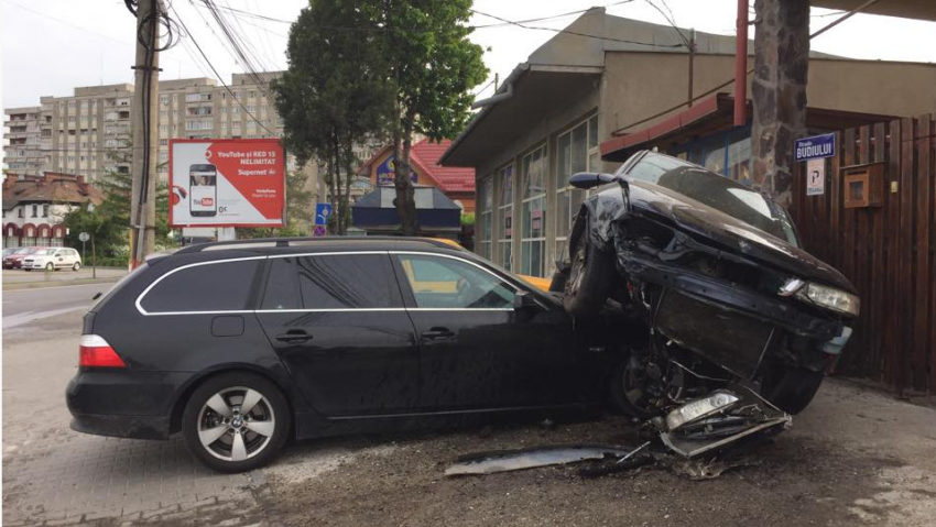 Accident spectaculos în Târgu Mureş. Un tânăr a „zburat” cu maşina peste alte două autoturisme parcate Accident spectaculos în Târgu Mureş. Un tânăr a „zburat” cu maşina peste alte două autoturisme parcate