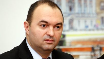 Preşedintele suspendat al Consiliului Judeţean Iaşi, Cristian Adomniţei, scapă de arestul la domiciliu, fiind plasat din nou sub control judiciar.